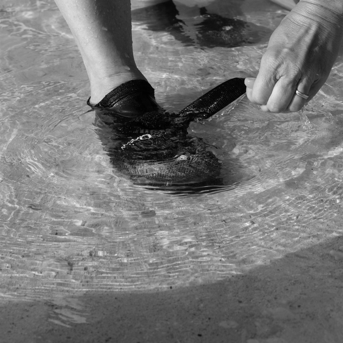 neoprene-bootie-under-water